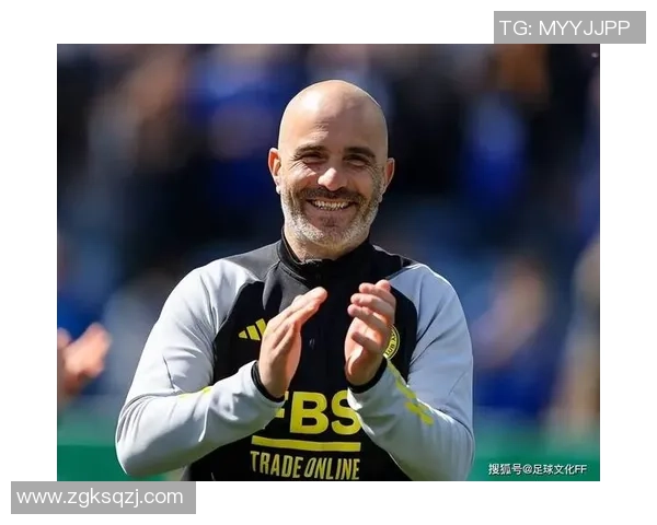 足球球星佩戴独特棒球帽造型展示彰显个性与时尚风采